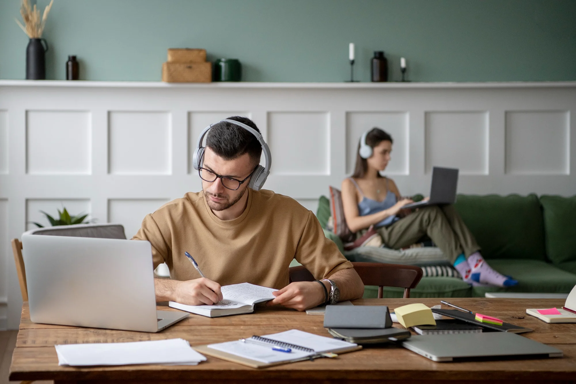 asesor inmobiliarios tomando curso online de finca raiz