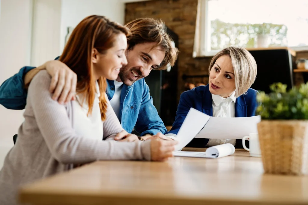 estudiantes tomando curso de ventas inmobiliarias