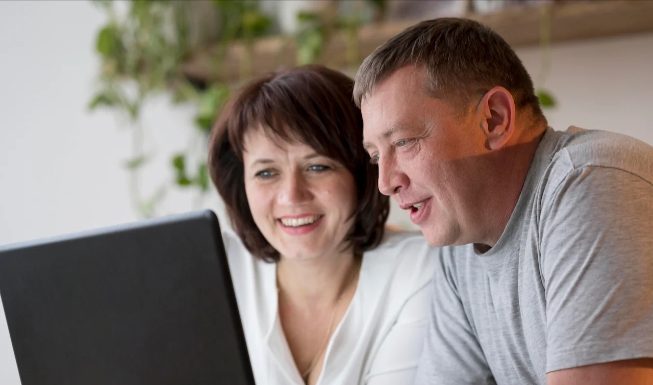 pareja buscando consejos para vender un apartamento